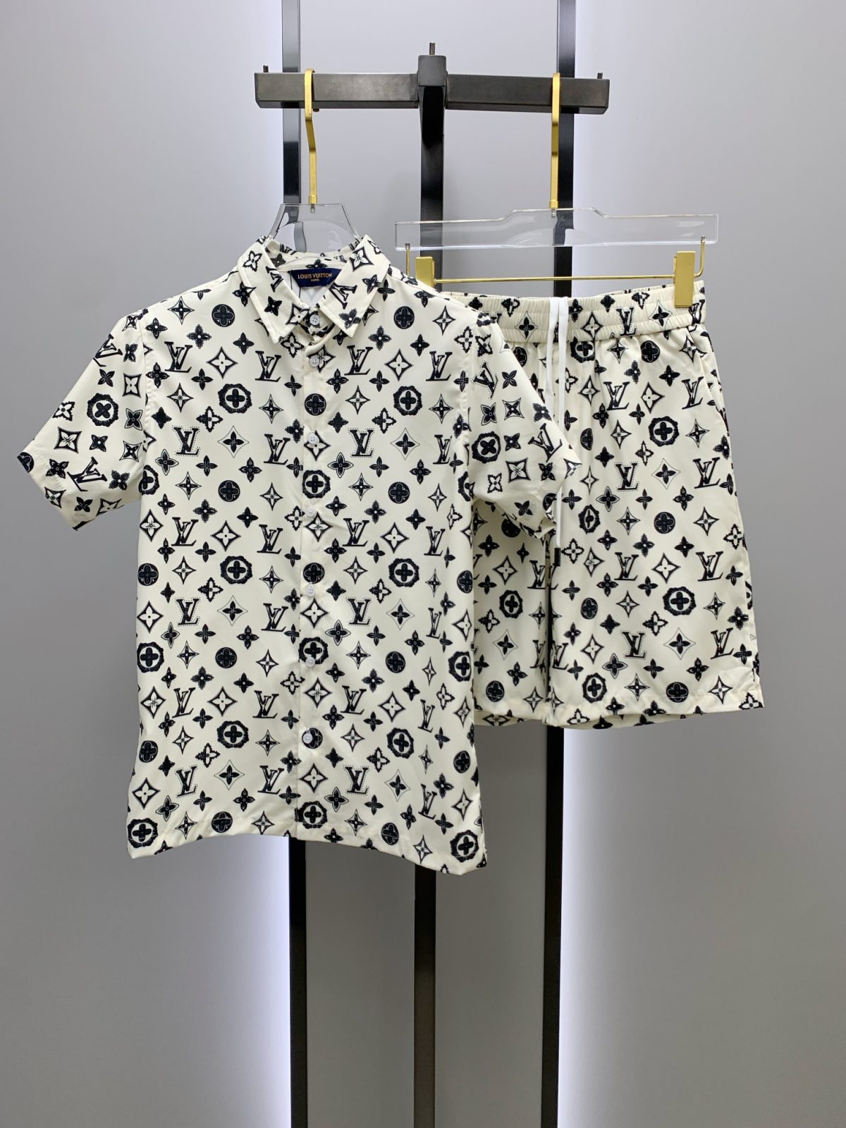 Louis Vuitton Sommeranzug Size M-XXL - Image 1