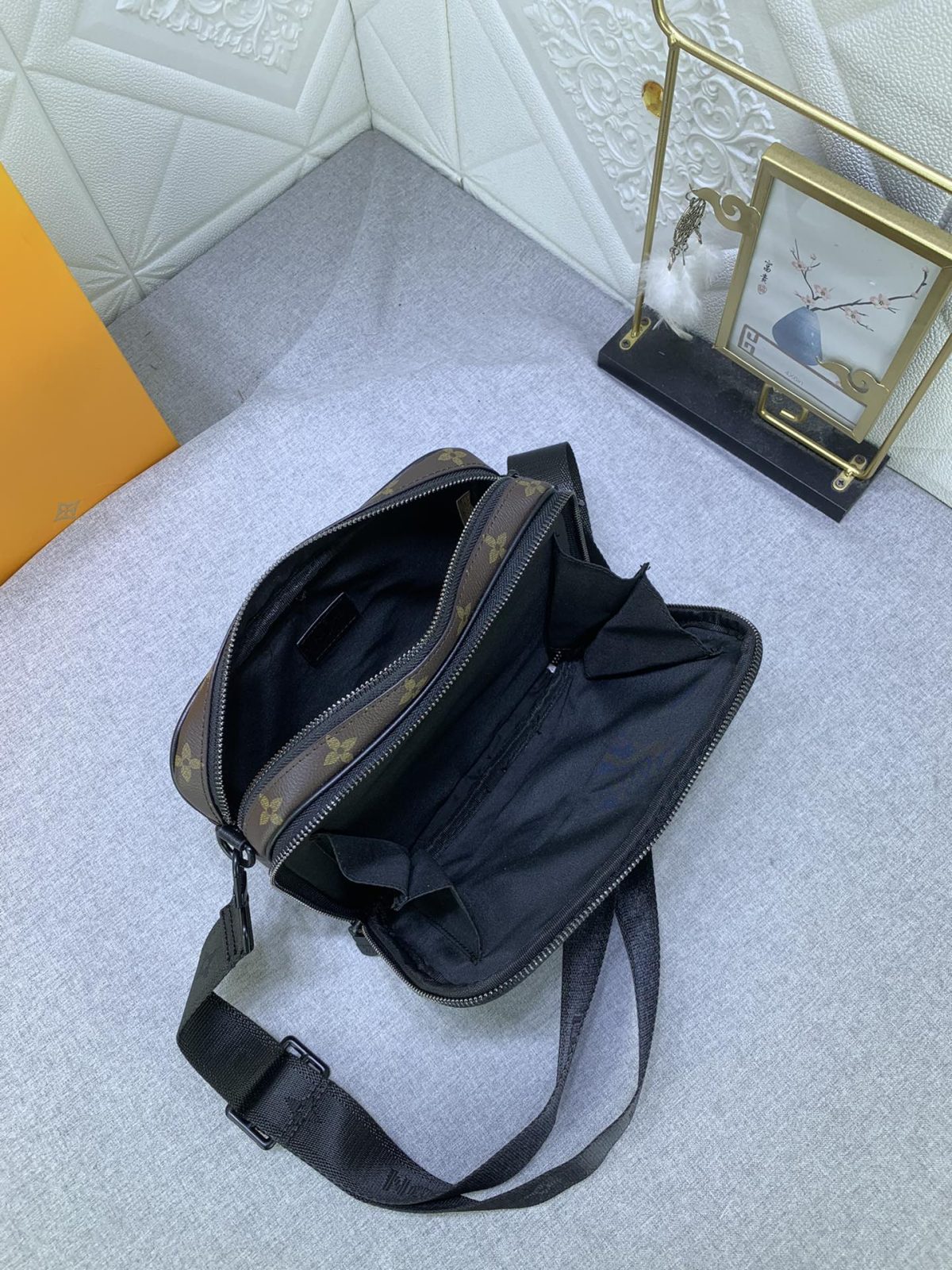 Louis Vuitton M82542 Alpha Shoulder Bags Size 11*18*6cm - Image 9