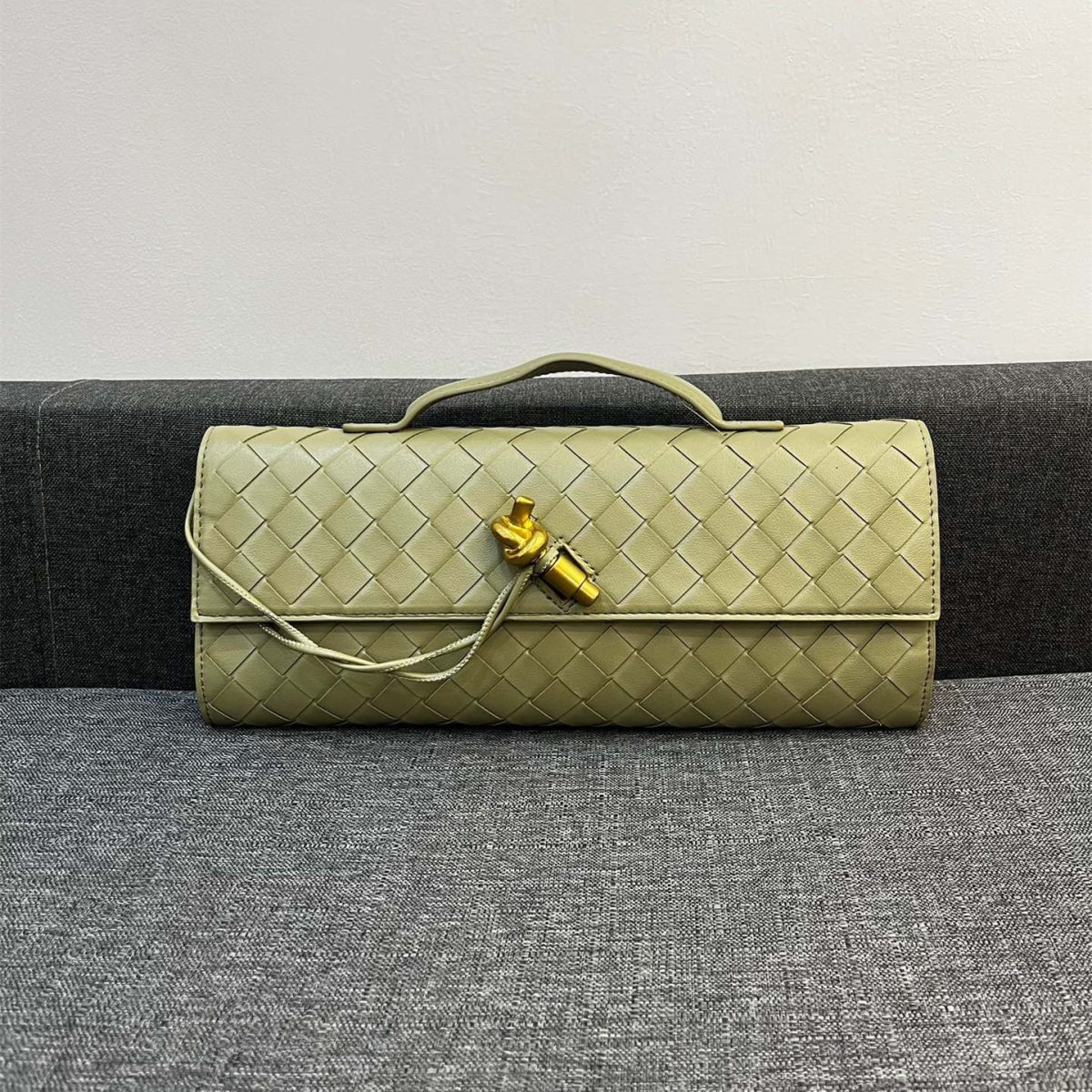 Bottega Veneta Andiamo Clutch 30*13*4cm - Image 1
