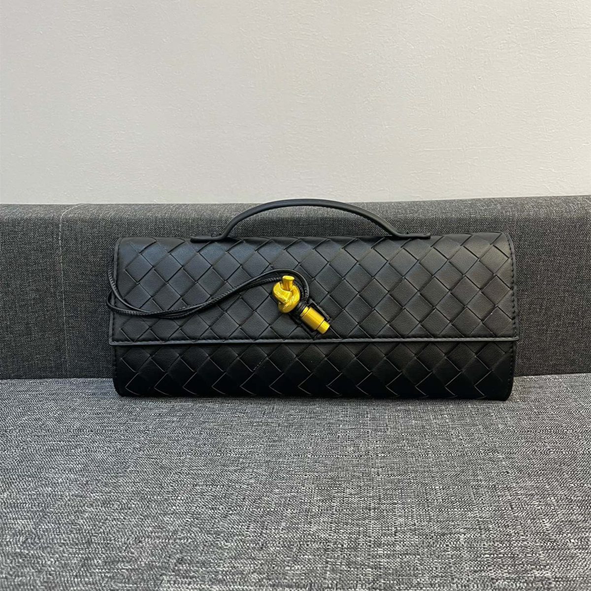 Bottega Veneta Andiamo Clutch 30*13*4cm - Image 1