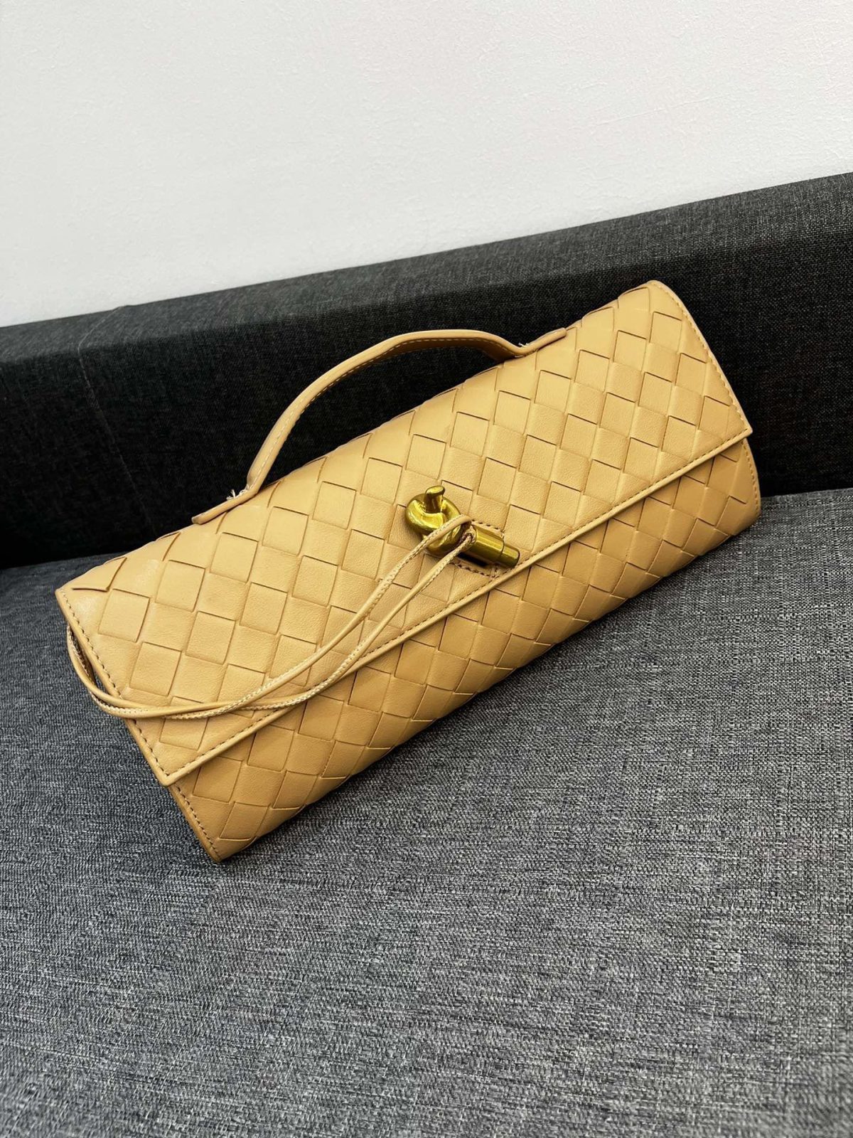 Bottega Veneta Andiamo Clutch 30*13*4cm - Image 4
