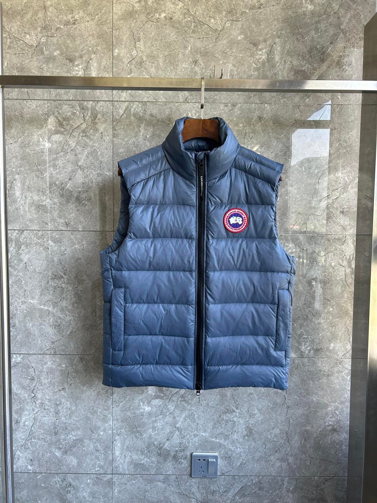 Canada Goose E2229 Crofton Vest-WD Men Winter Vest Size S-XXL - Image 1