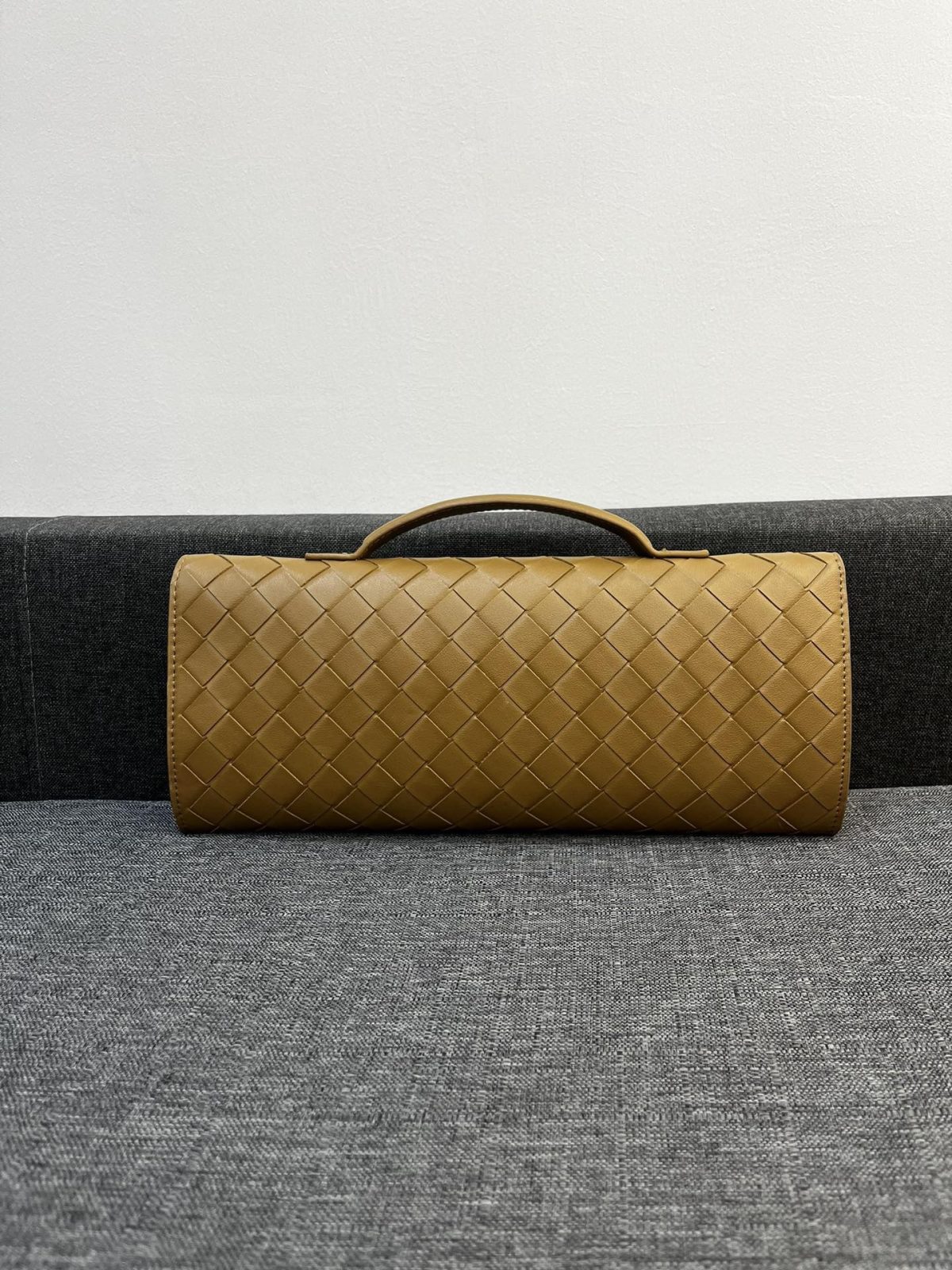 Bottega Veneta Andiamo Clutch 30*13*4cm - Image 2