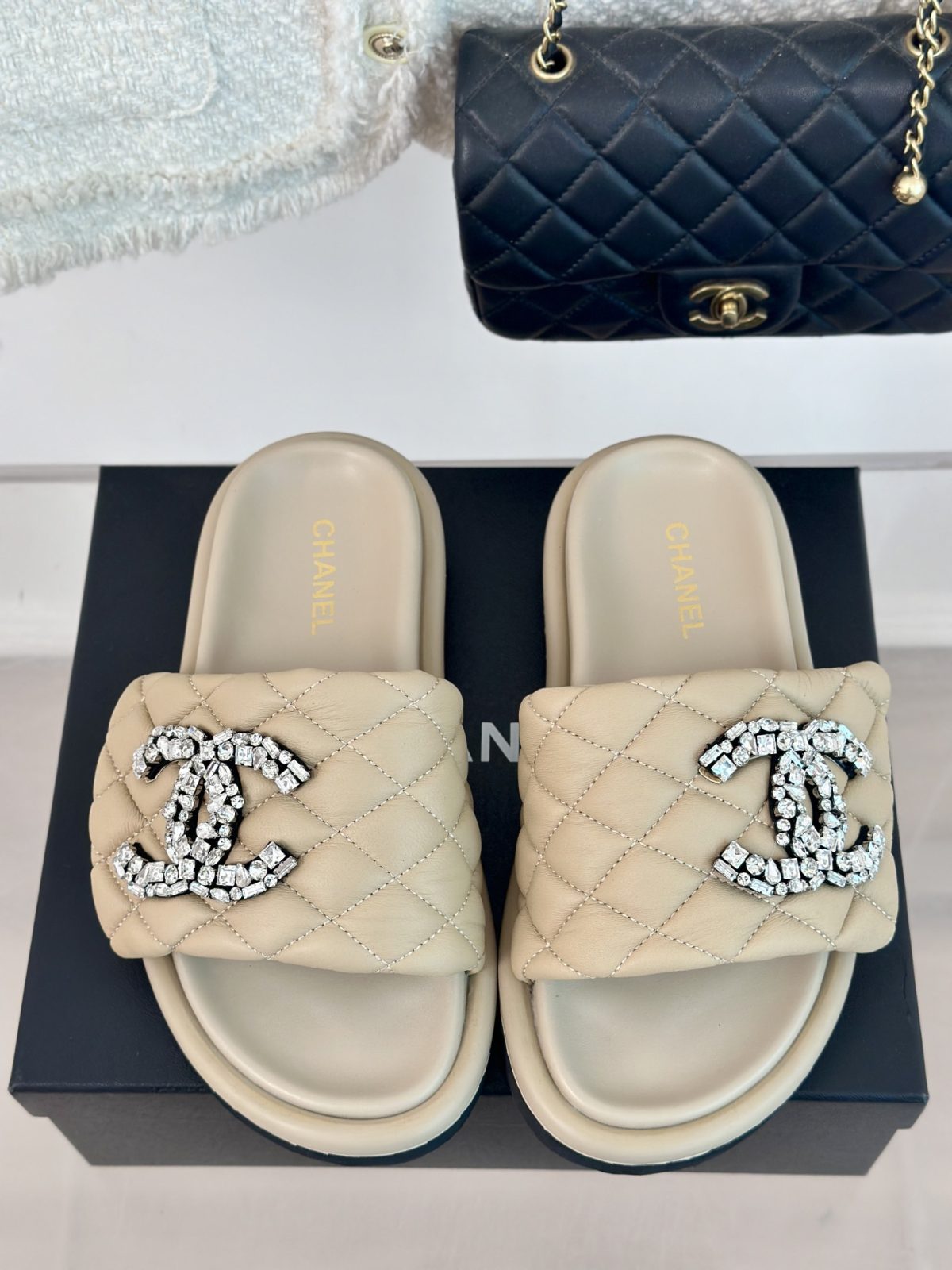 Chanel 2024 New Slippers Size 36-41 - Image 4
