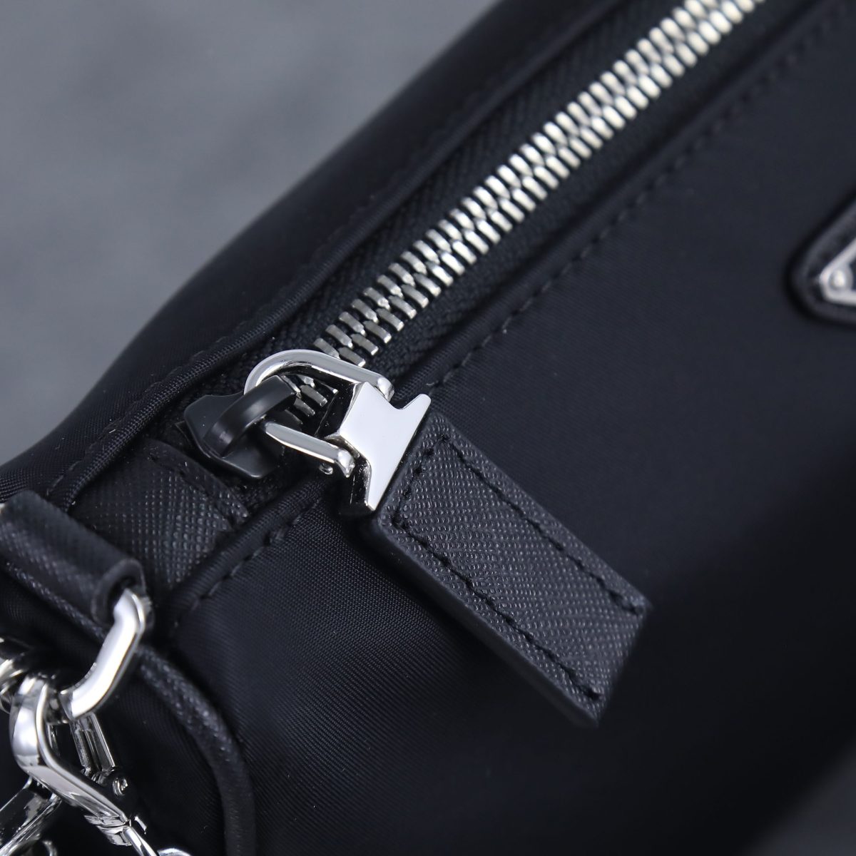 Prada 2VH113 Re-Nylon and Saffiano Leather Shoulder Bags Size 24*18.5*6cm - Image 8