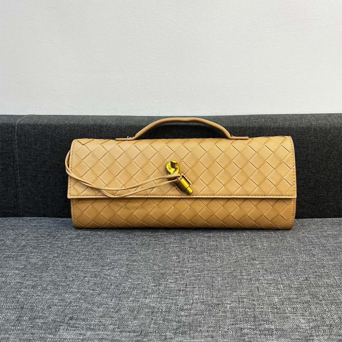 Bottega Veneta Andiamo Clutch 30*13*4cm - Image 1