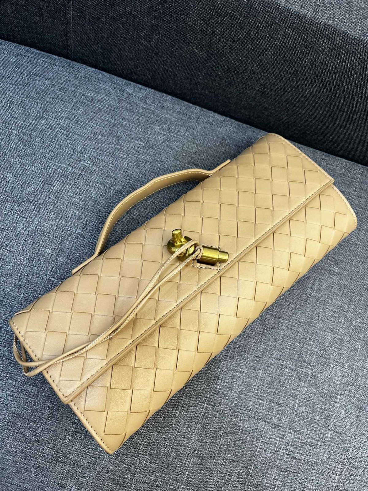 Bottega Veneta Andiamo Clutch 30*13*4cm - Image 7