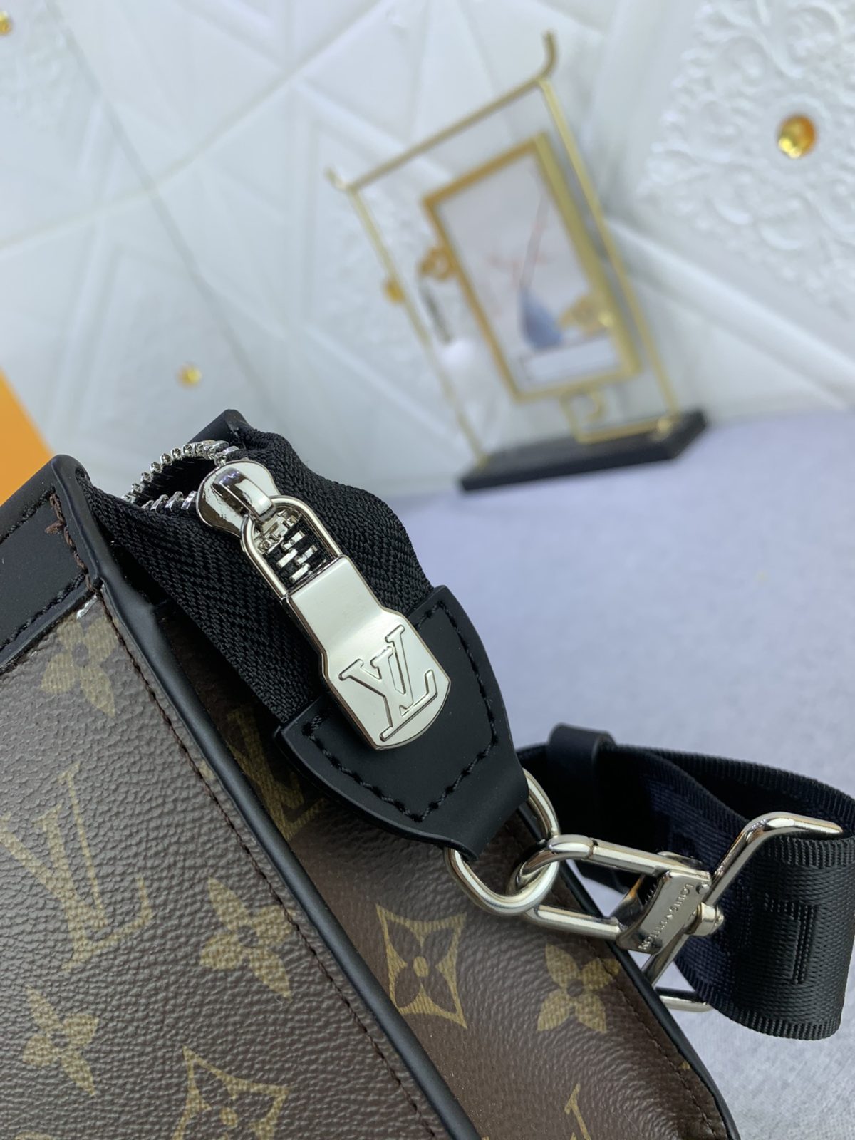 Louis Vuitton M81124 Alpha Wearable Shoulder Bags Size 18*11*6cm - Image 6
