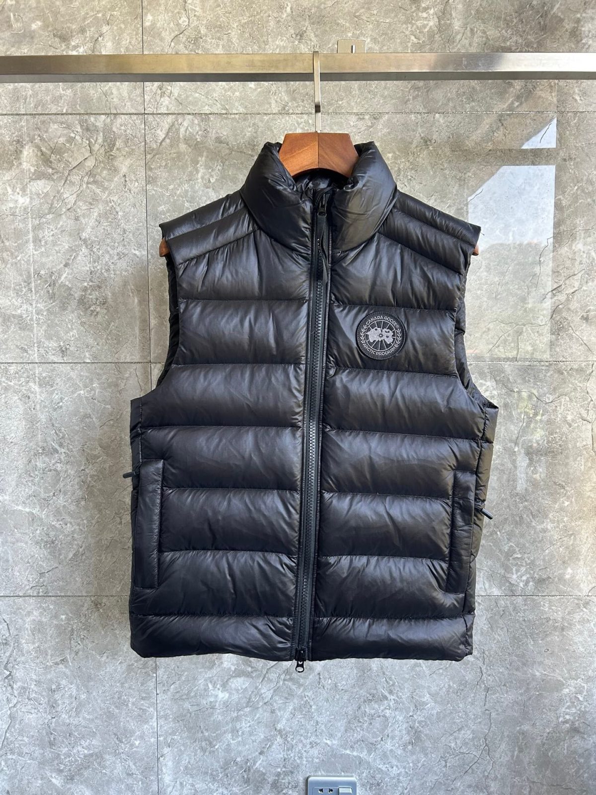 Canada Goose E2229 Crofton Vest-WD Men Winter Vest Size S-XXL - Image 1