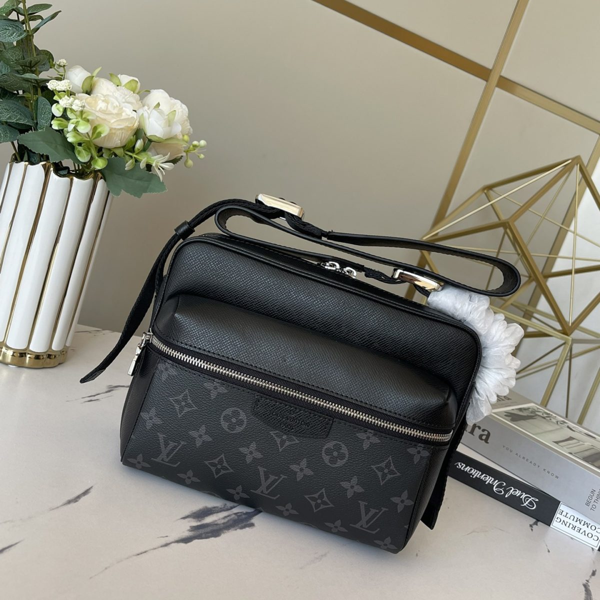 Louis Vuitton M30233 Outdoor Messenger Men Bags Size 29.5*20*10.5cm - Image 4