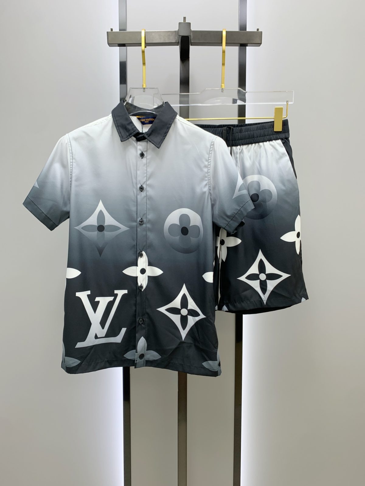 Louis Vuitton Sommeranzug Size M-XXL - Image 1