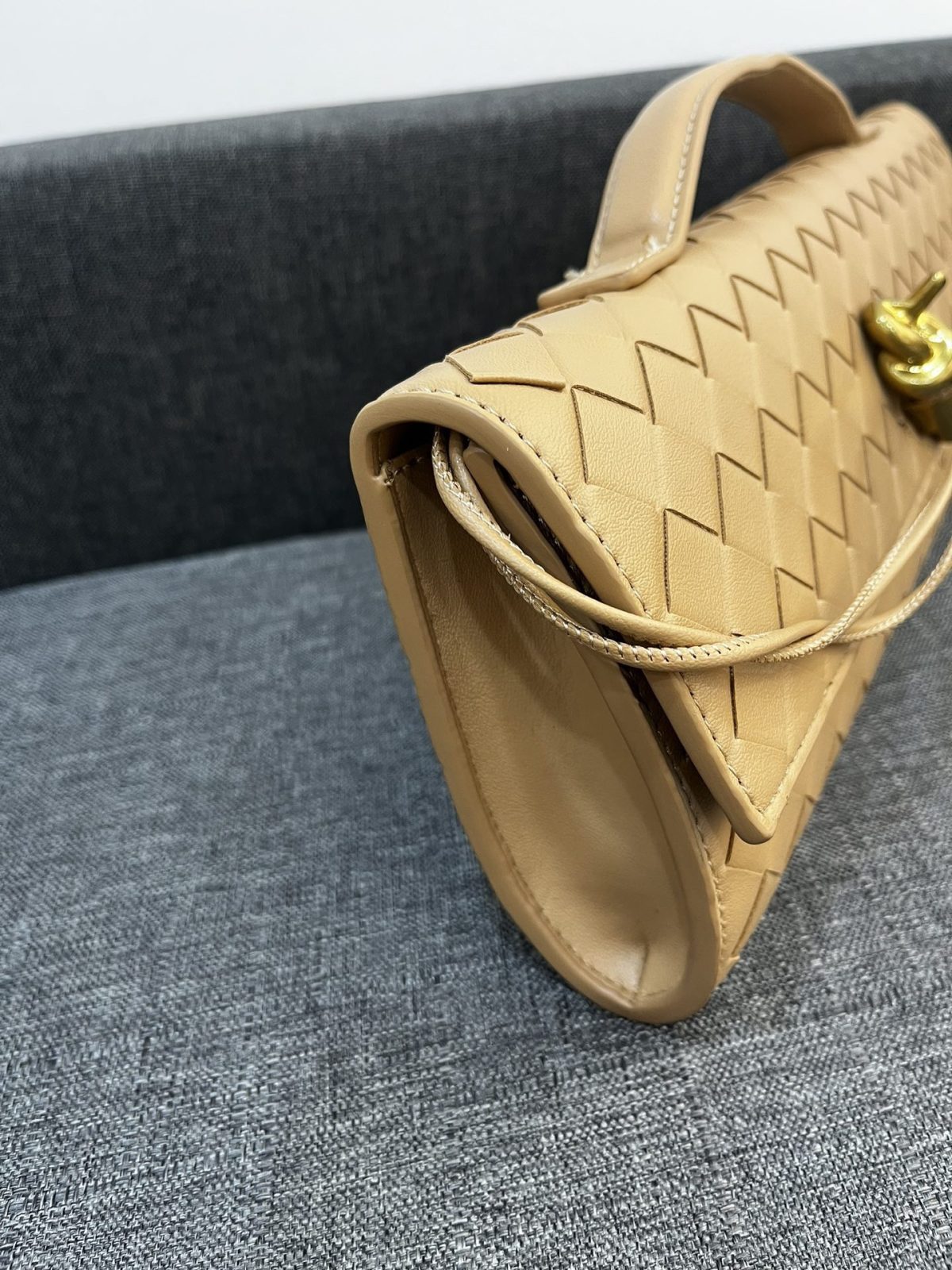 Bottega Veneta Andiamo Clutch 30*13*4cm - Image 3