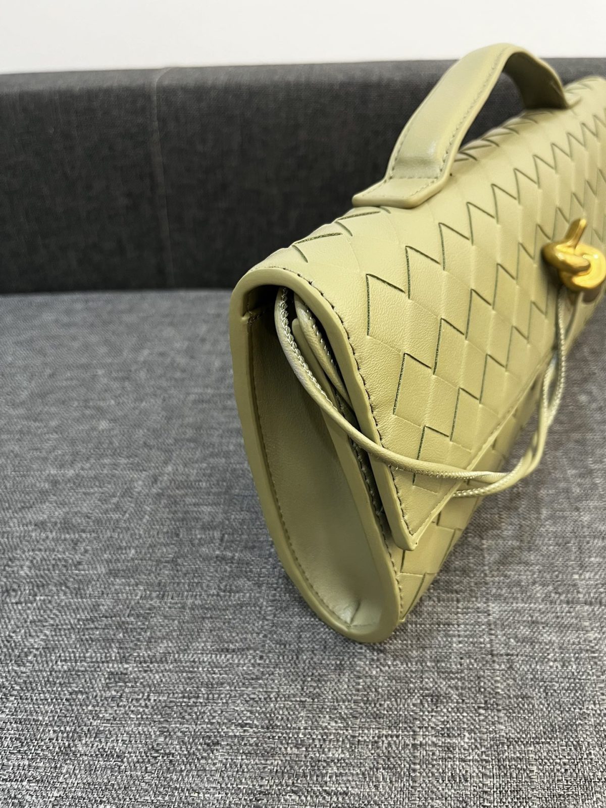 Bottega Veneta Andiamo Clutch 30*13*4cm - Image 3