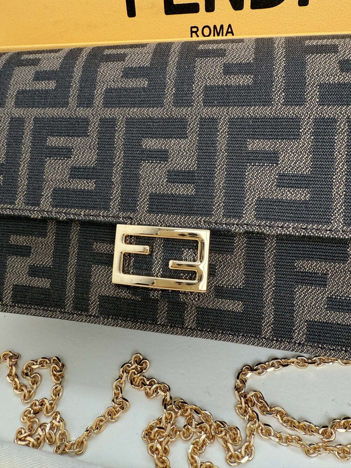 Fendi Shoulder Bags Size 21*11*5cm - Image 4