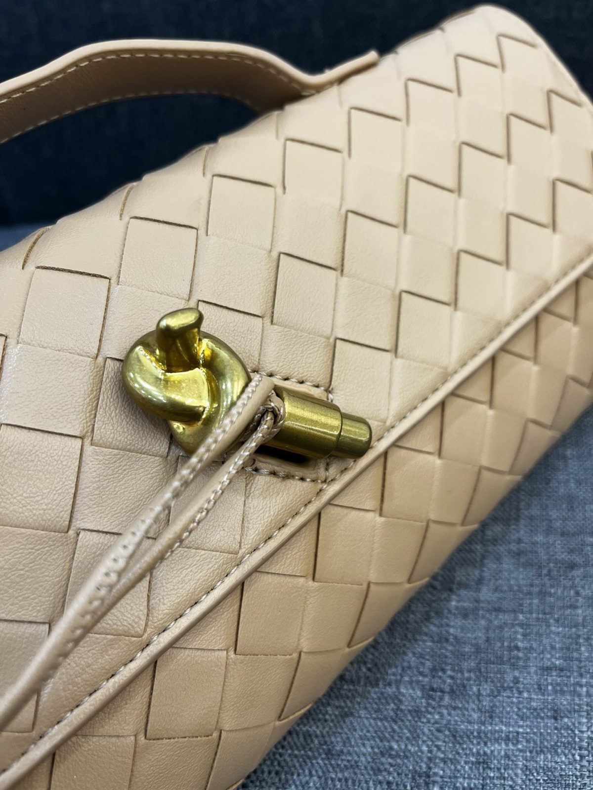 Bottega Veneta Andiamo Clutch 30*13*4cm - Image 5
