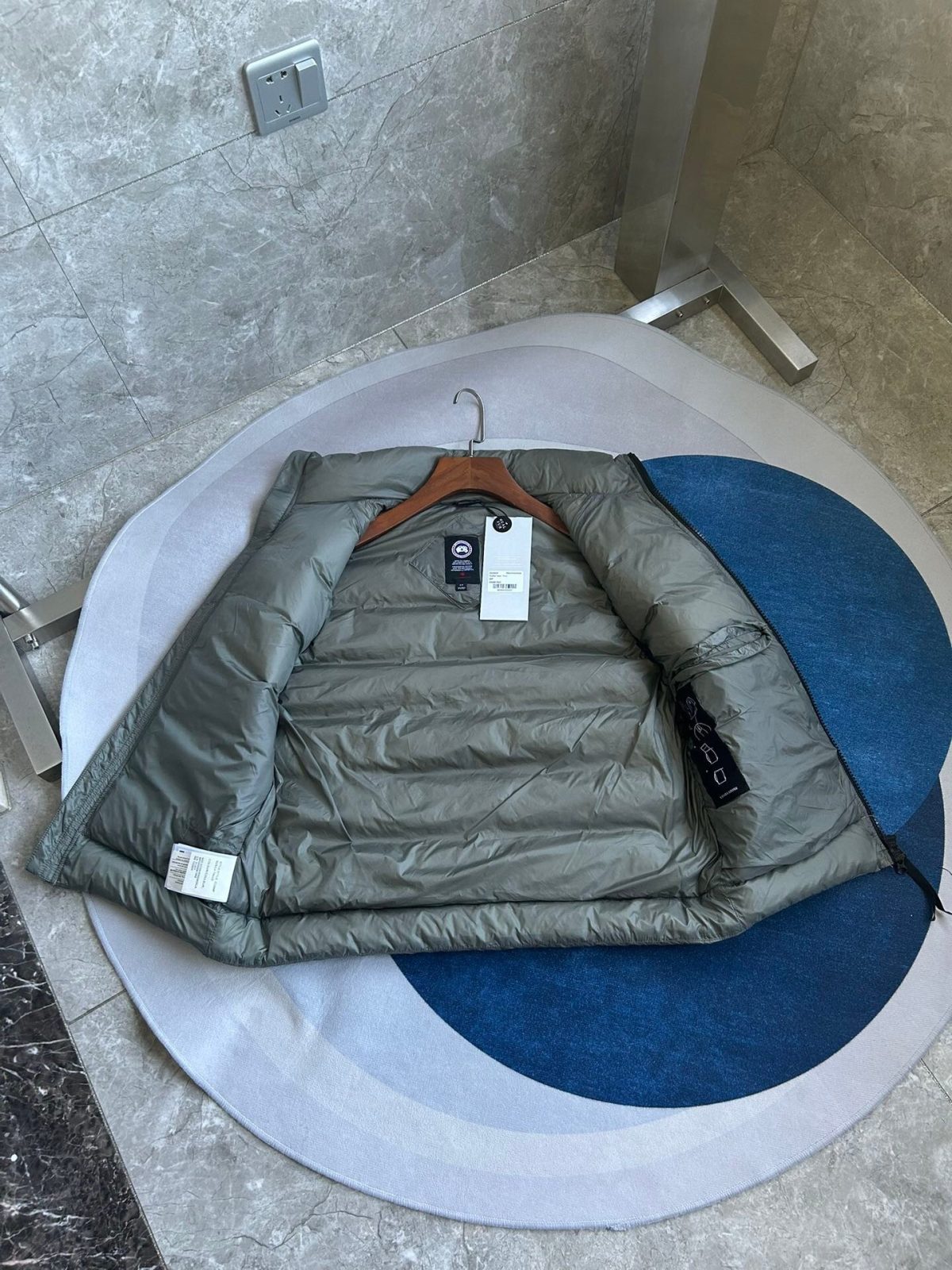 Canada Goose E2229 Crofton Vest-WD Men Winter Vest Size S-XXL - Image 4