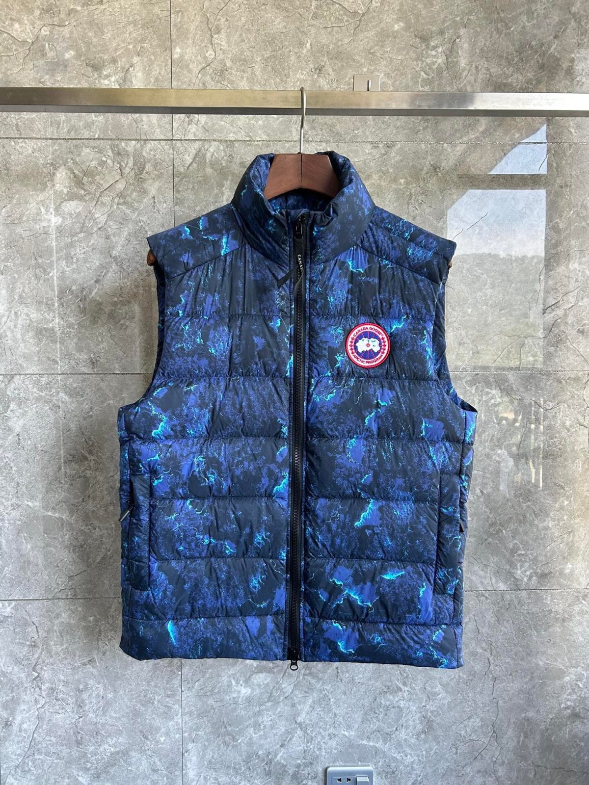 Canada Goose E2229 Crofton Vest-WD Men Winter Vest Size S-XXL - Image 1