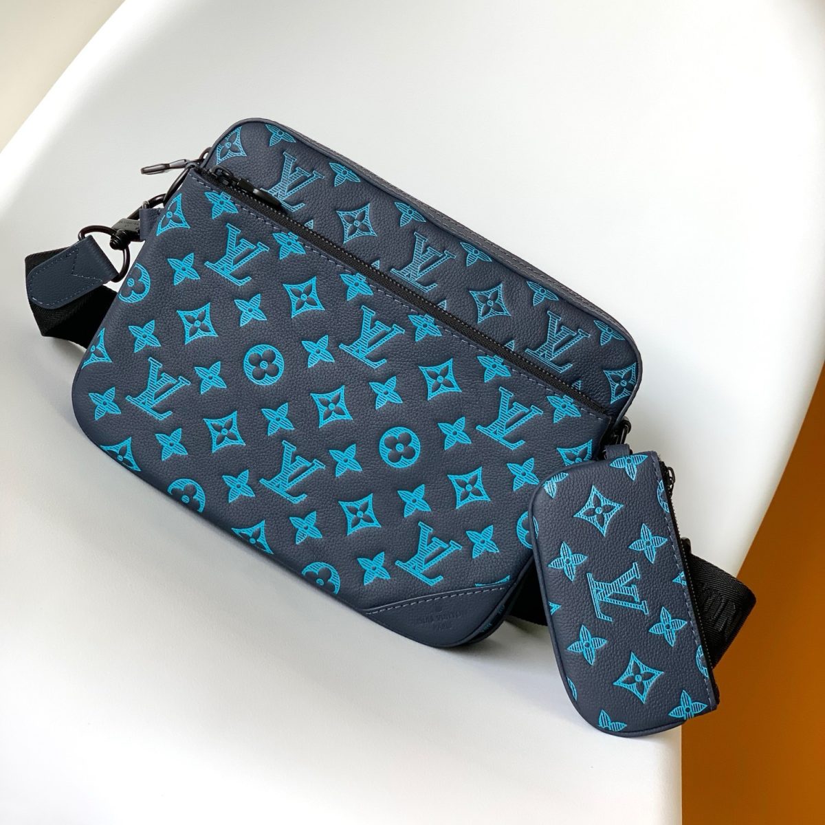 Louis Vuitton M46604 Men Shoulder Bags Size 25*18.5*7cm - Image 1