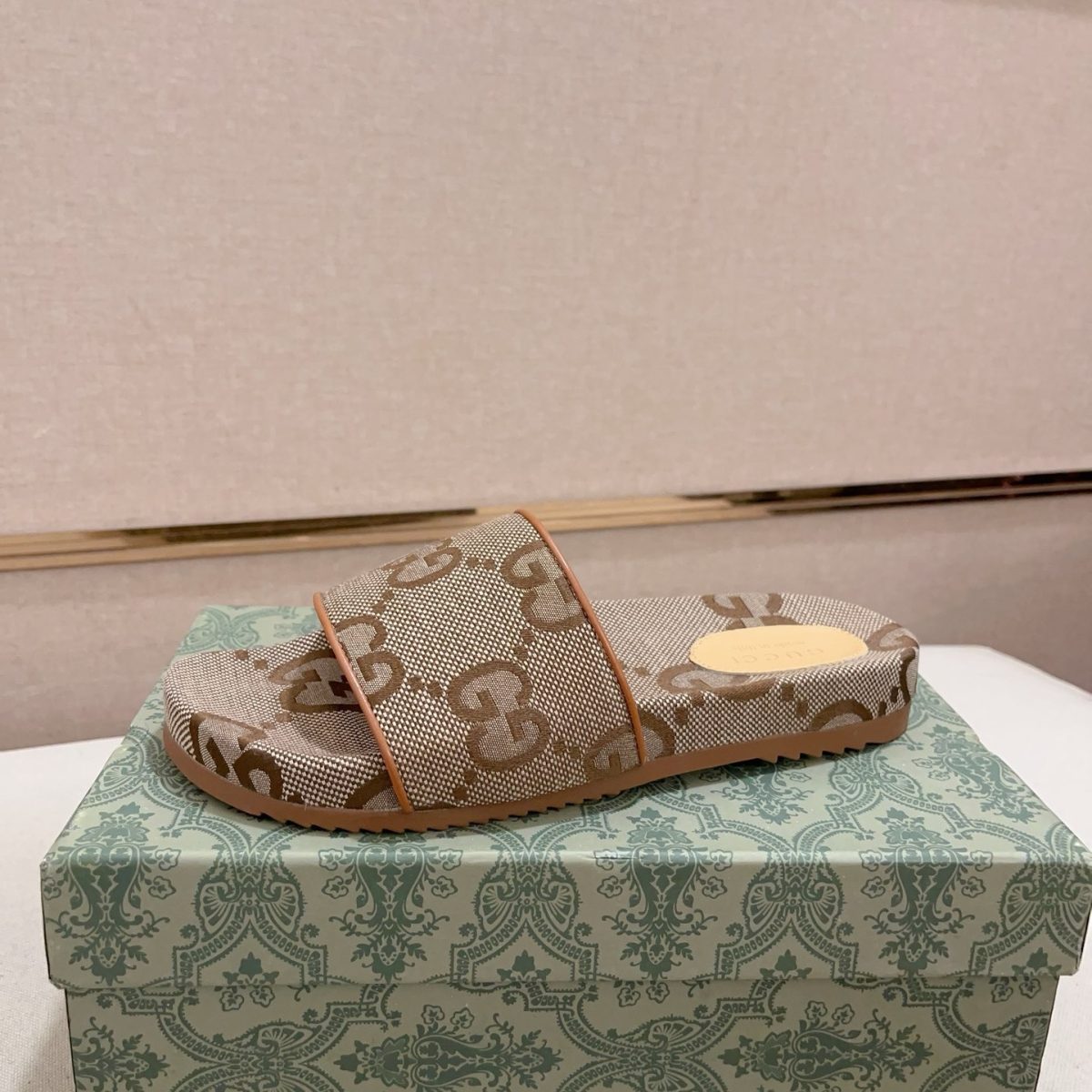 Gucci Slippers Size 41 - Image 1