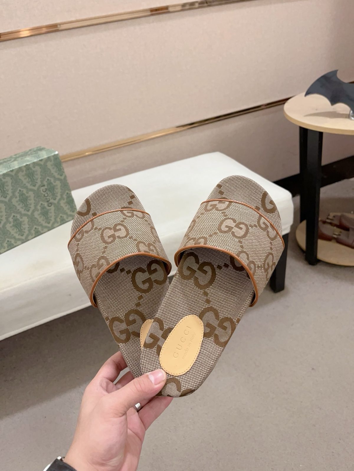 Gucci Slippers Size 41 - Image 4